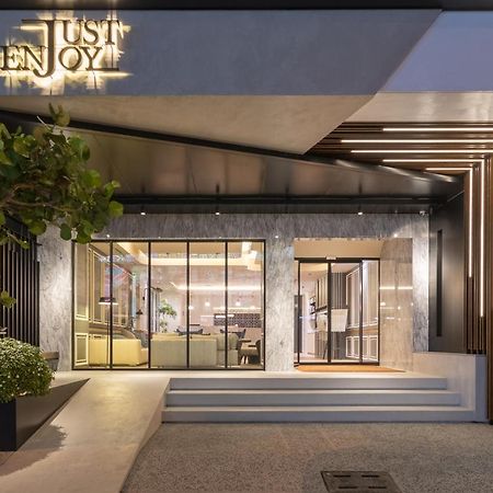 Just Enjoy Business Hotel Tainan Exterior photo