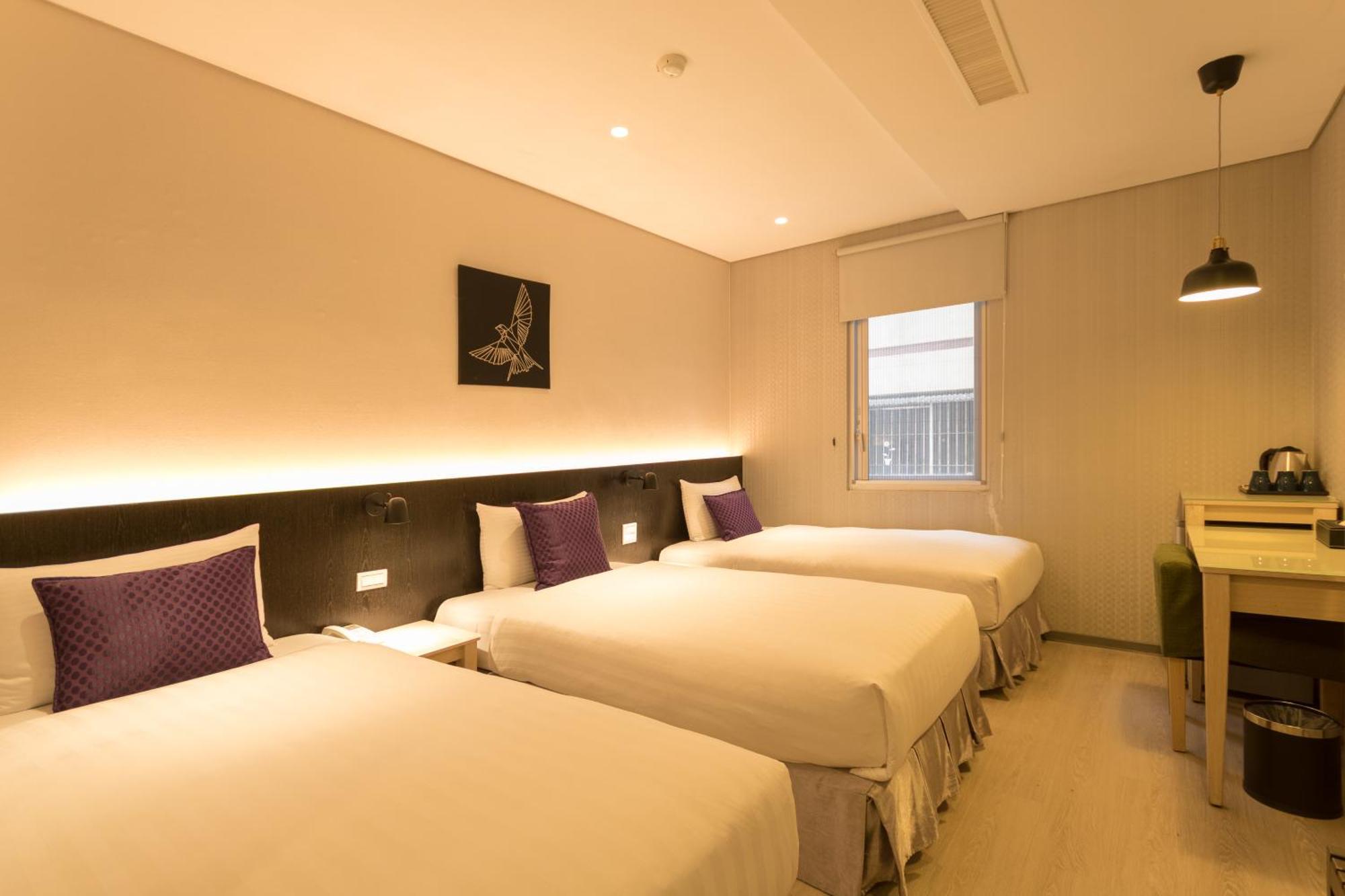 Just Enjoy Business Hotel Tainan Exterior photo