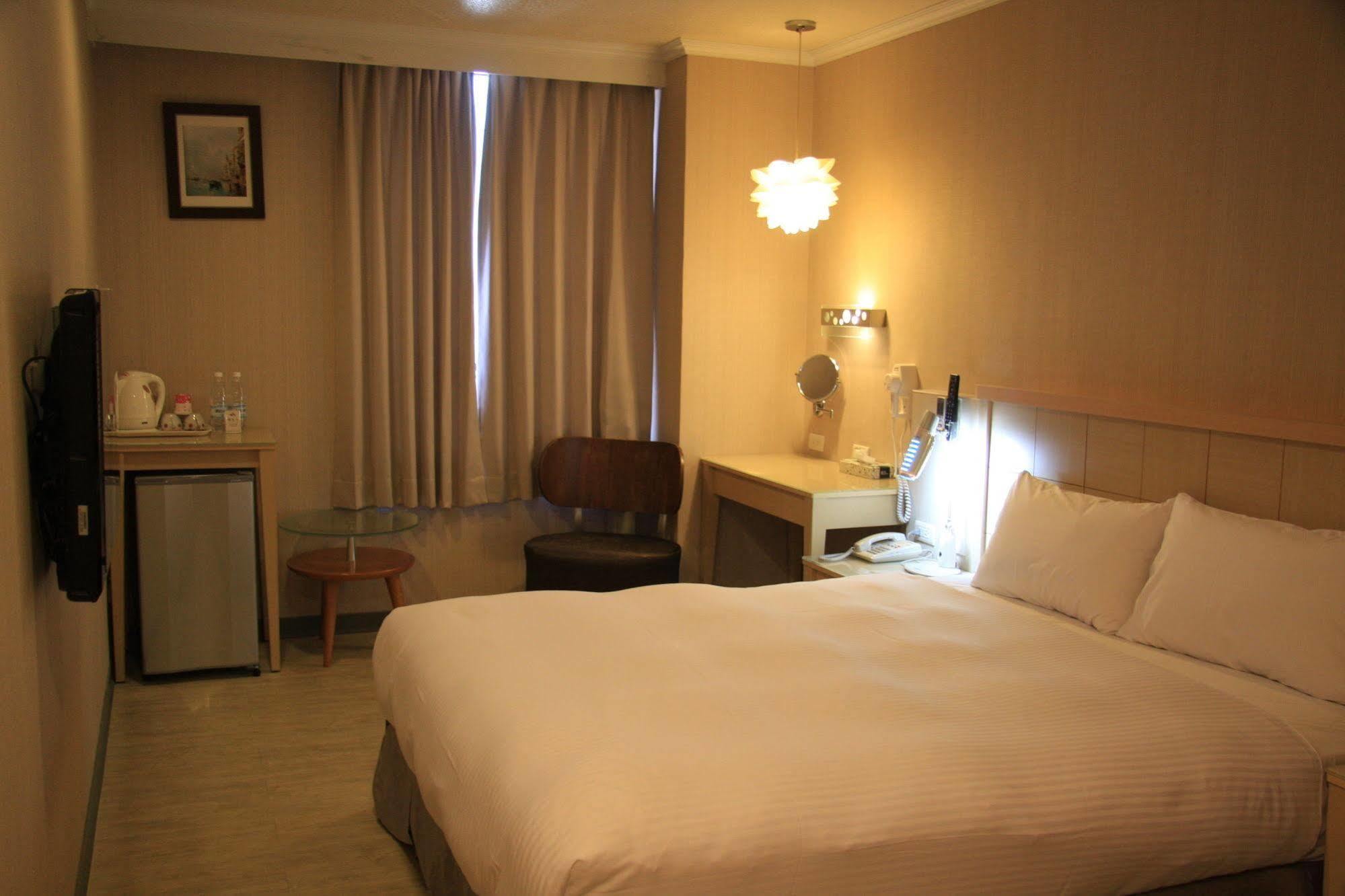 Just Enjoy Business Hotel Tainan Exterior photo
