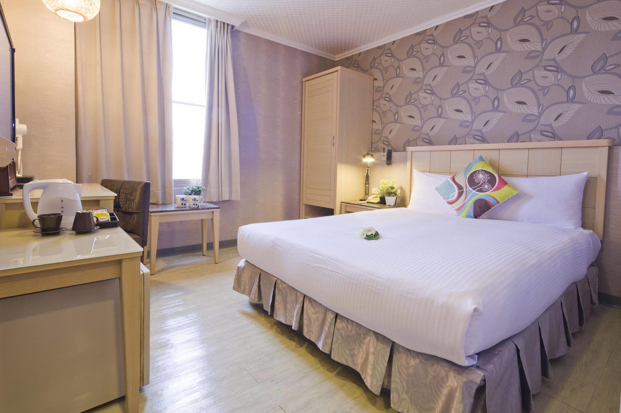 Just Enjoy Business Hotel Tainan Exterior photo