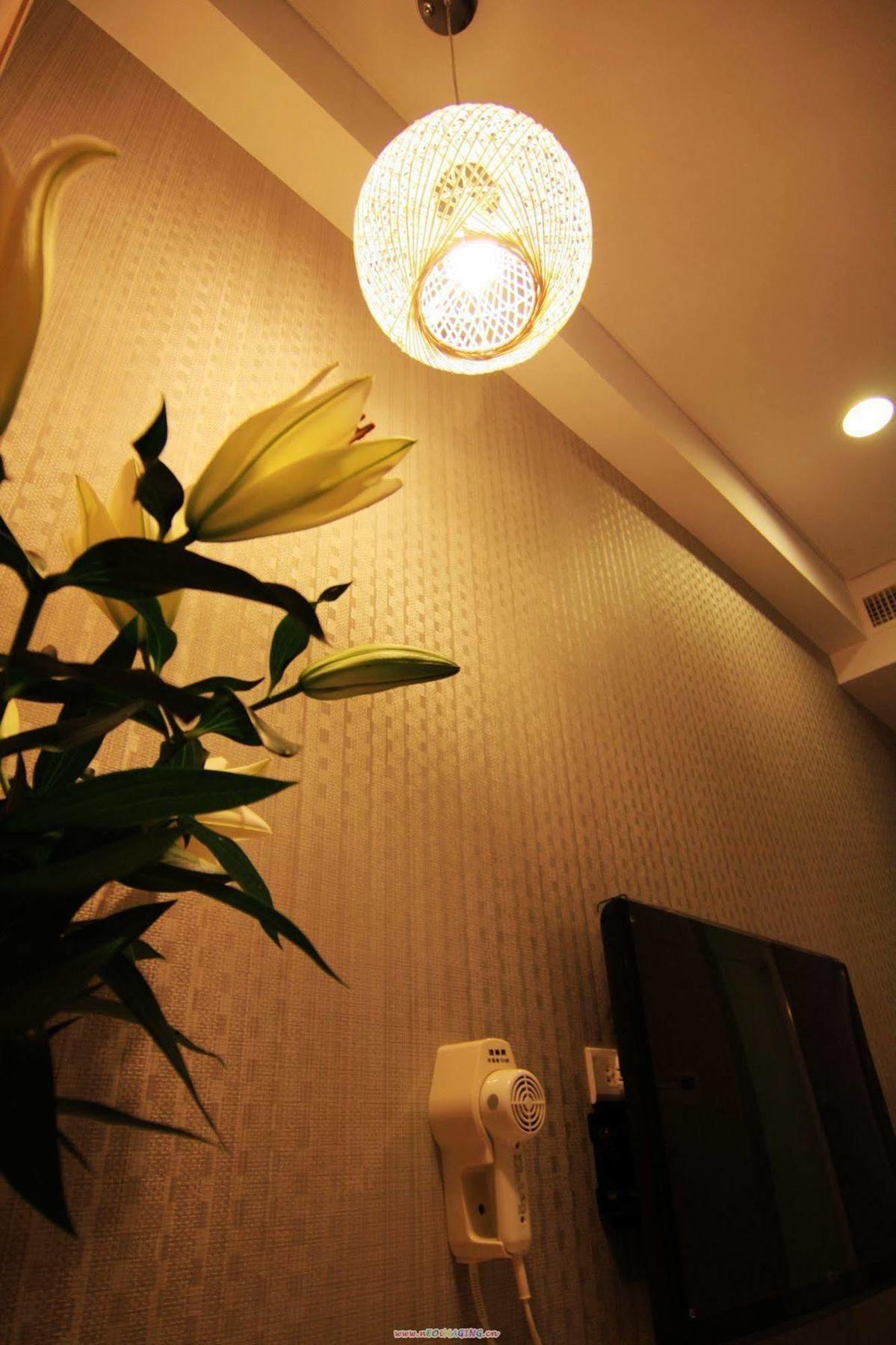 Just Enjoy Business Hotel Tainan Exterior photo
